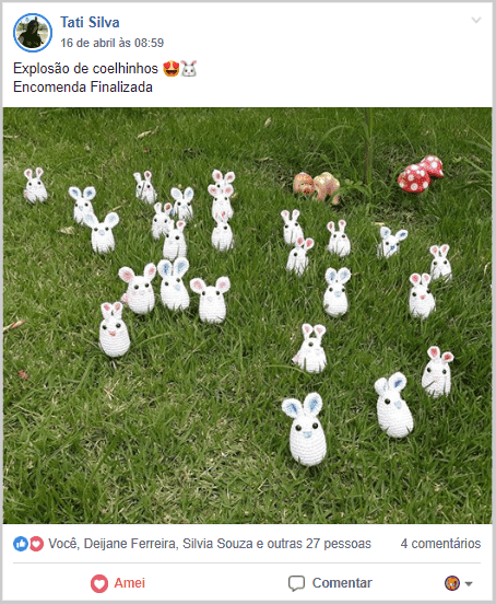 Amigurume de coelhinho no jardim.